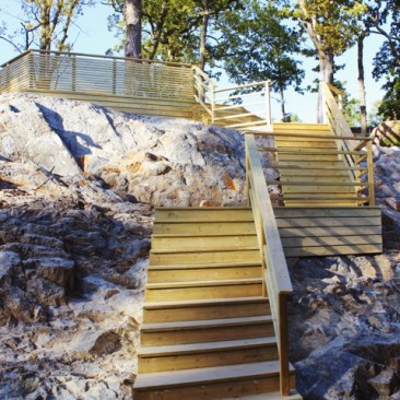 Byggnation av trappa och trädäck i Saltsjö-boo